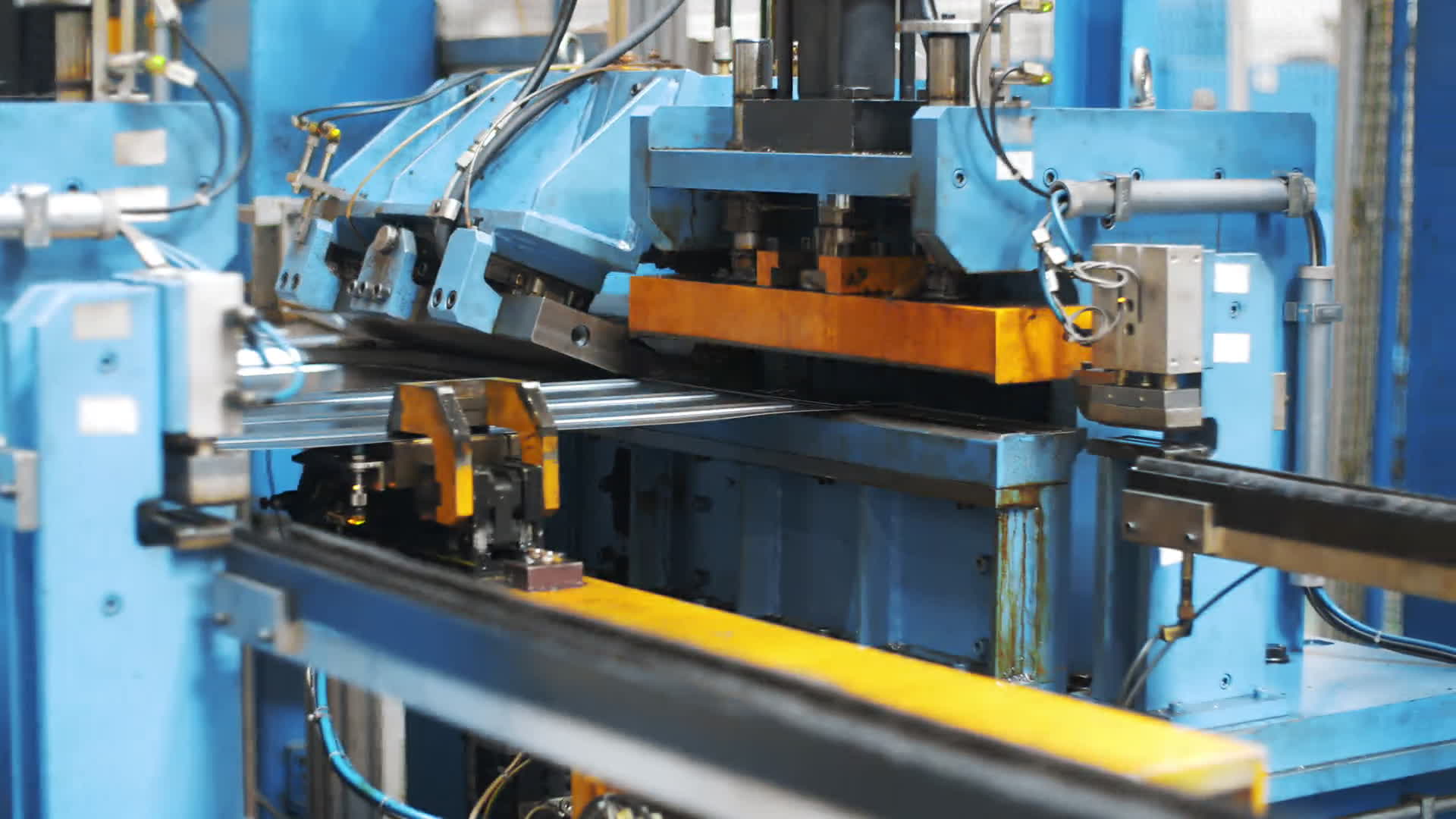 智能驅(qū)動，精準(zhǔn)成型 工廠自動化設(shè)備賦能洗衣機(jī)金屬零件高效生產(chǎn)